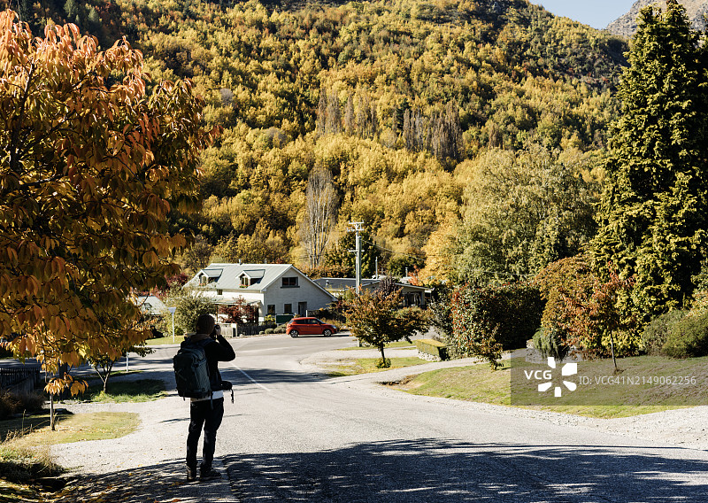 游客在新西兰箭镇拍摄秋叶图片素材