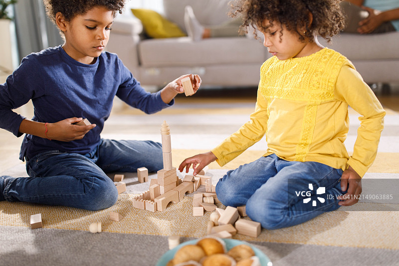 在家玩积木的黑人小兄妹图片素材