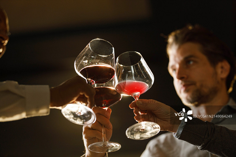 特写：用红酒敬酒图片素材
