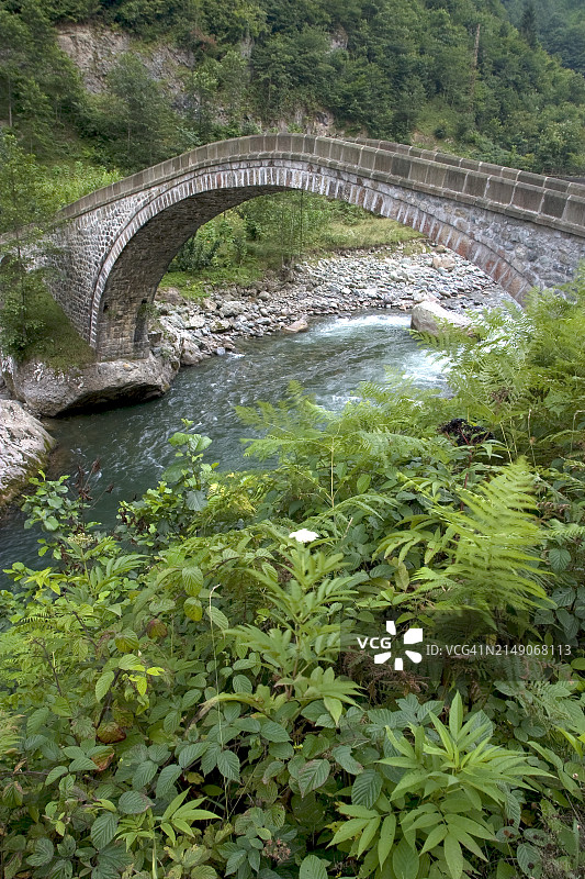土耳其黑海沿岸里泽省恰姆利赫姆辛附近的奥斯曼时期石桥图片素材