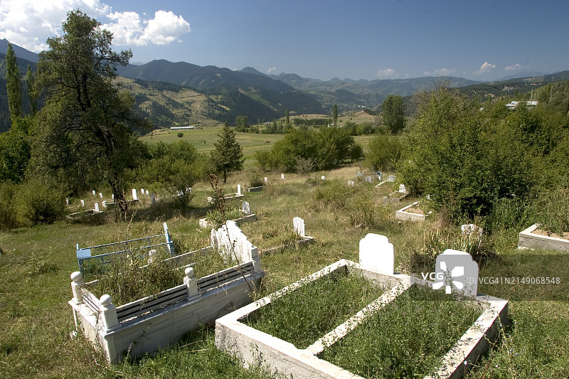 土耳其阿尔特温的村庄墓地图片素材