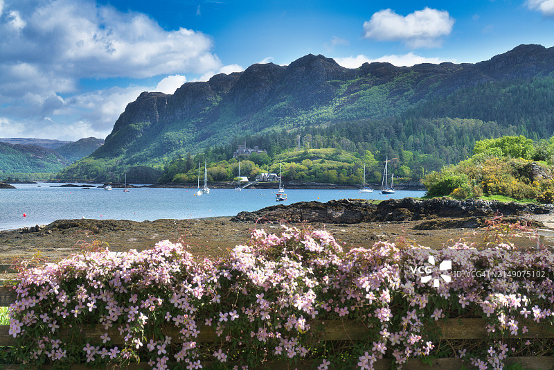 从苏格兰高地普洛克顿美丽温带度假村俯瞰卡伦湖，英国图片素材