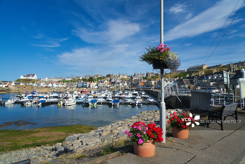 从东面眺望默里湾沿岸的芬多赫蒂村和港口，英国苏格兰高地地区默里湾芬多赫蒂图片素材