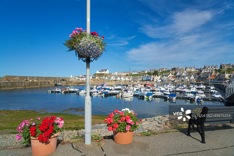 从东面眺望默里湾沿岸的芬多赫蒂村和港口，英国苏格兰高地地区默里湾芬多赫蒂图片素材