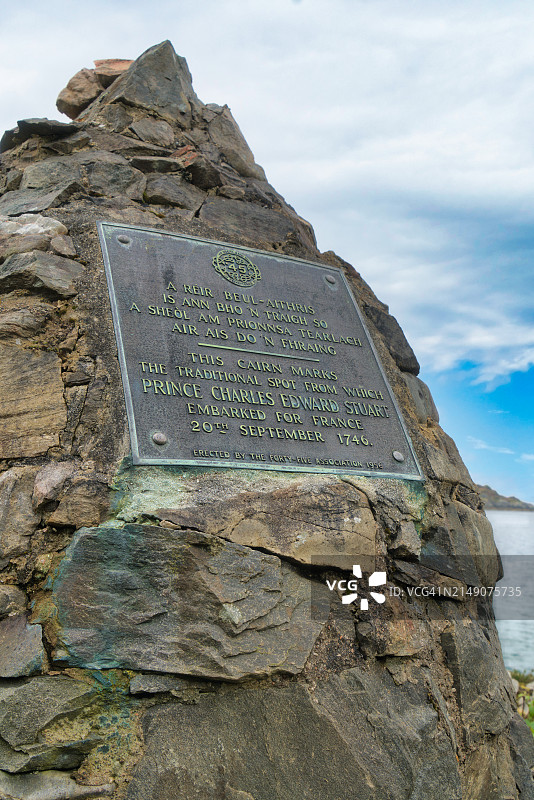 从A830公路的路边俯瞰尤安湖，眺望查尔斯王子石冢（1746年），位于英国苏格兰西部高地洛凯洛特村附近图片素材