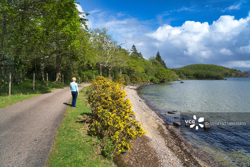 女游客在英国苏格兰西部高地马莱格附近的莫拉尔湖旁观光图片素材