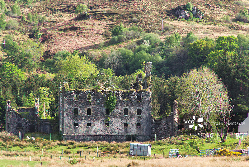 苏格兰西高地格伦埃尔格湾和斯利特海峡岸边格伦埃尔格村的历史悠久的伯内拉军营图片素材