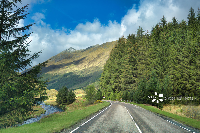 从A87公路望向Glen Shiel的西部，苏格兰高地西北部，英国图片素材