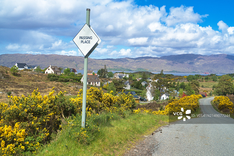 苏格兰高地地区Duirinish村和Plockton之间的狭窄道路图片素材