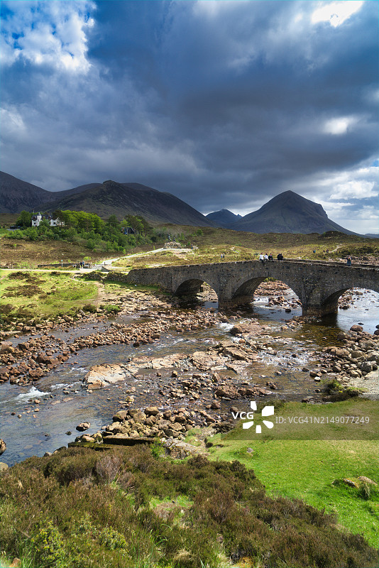 斯凯岛斯利加achan河和老桥风光图片素材