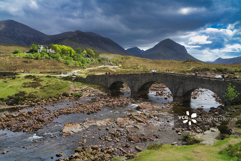 斯凯岛斯利加achan河和老桥风光图片素材