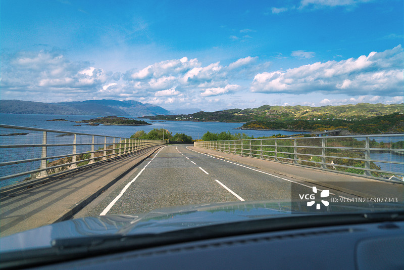 驾车向东北方向行驶，从凯尔阿金一侧驶过斯凯桥，前往洛哈尔什凯尔，英国苏格兰高地地区图片素材