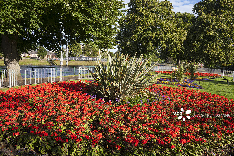 英国苏格兰因弗内斯尼斯河畔的壮丽花坛图片素材
