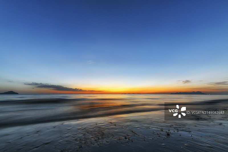 海面反射的天空图片素材