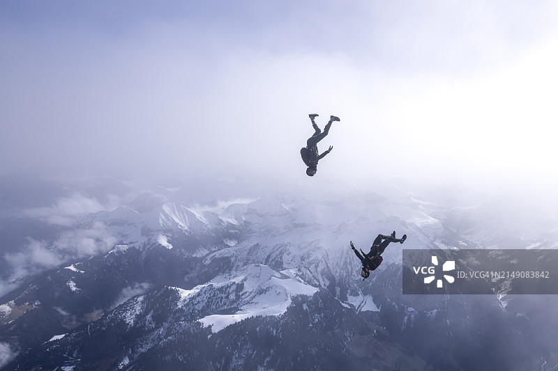 高空跳伞者在空中面对面图片素材