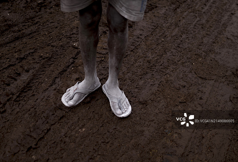 身上覆盖着水泥粉末的人图片素材