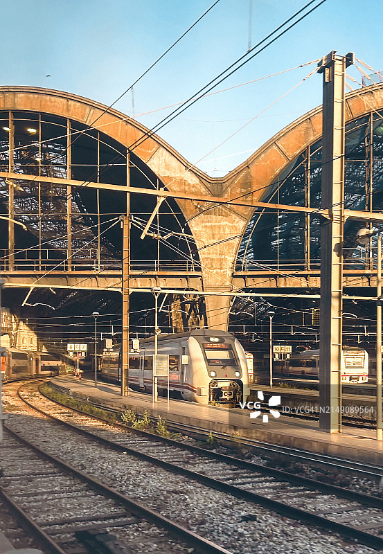 在巴塞罗那轨道上行驶的西班牙国家铁路列车图片素材