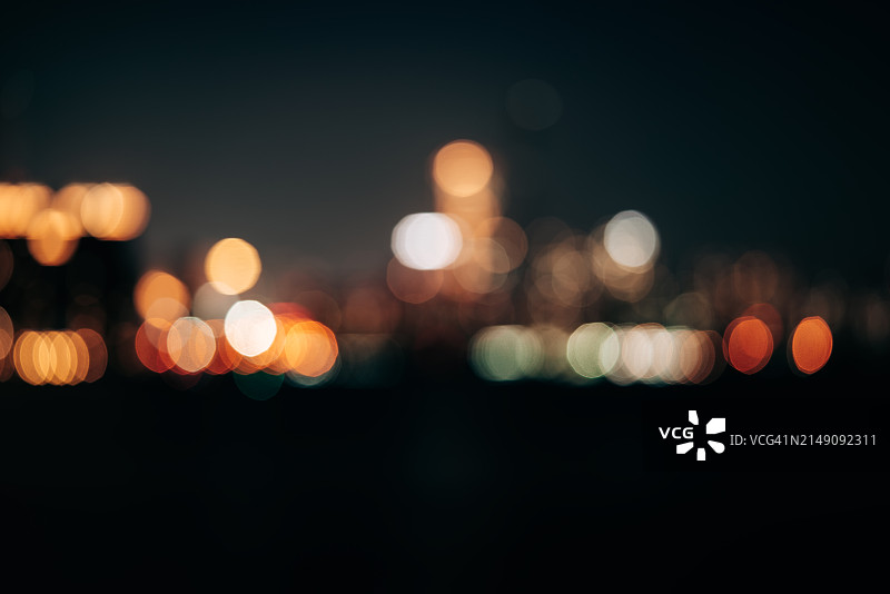 夜晚灯火通明的城市虚焦图像图片素材