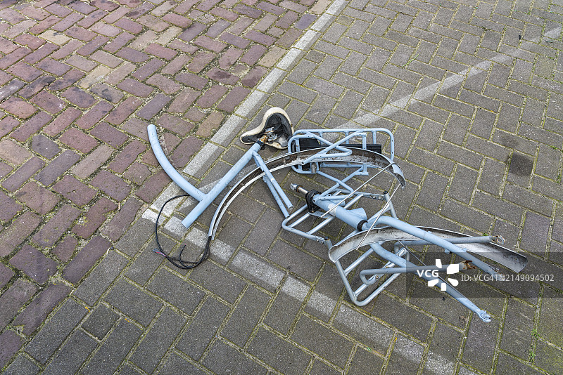 停在人行道上的蓝色女士自行车图片素材