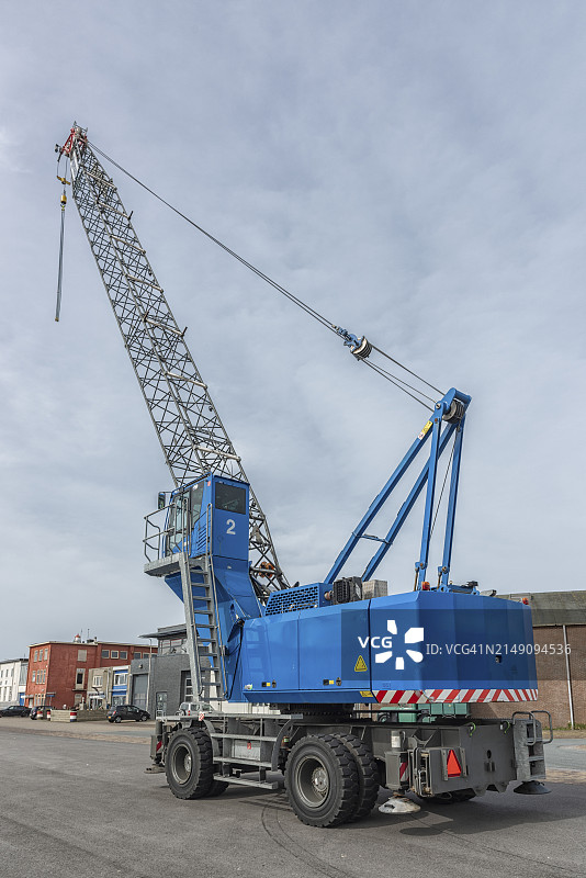 橡胶轮式工业运输起重机图片素材