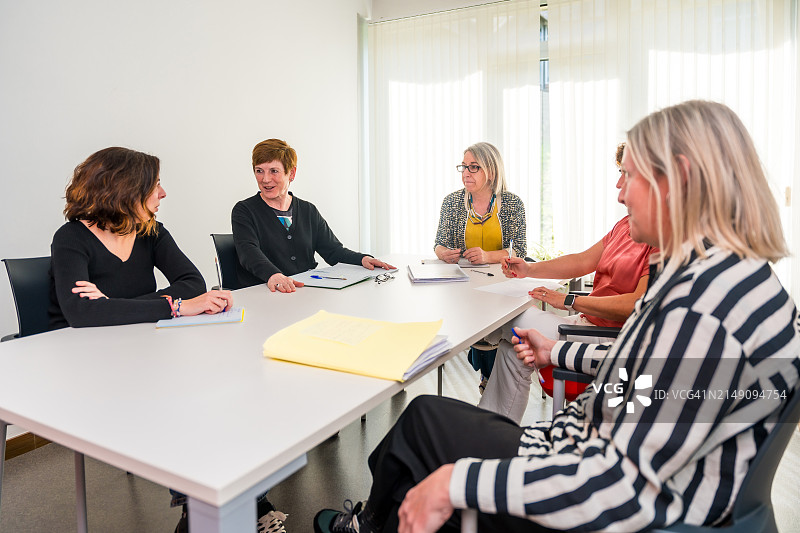 商务人士在共享办公空间开会图片素材