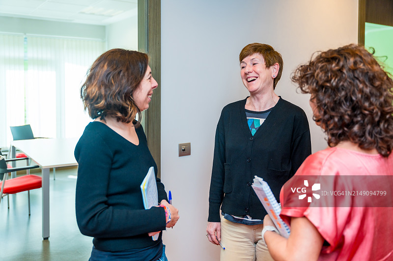 在办公室交谈的成熟女商人图片素材