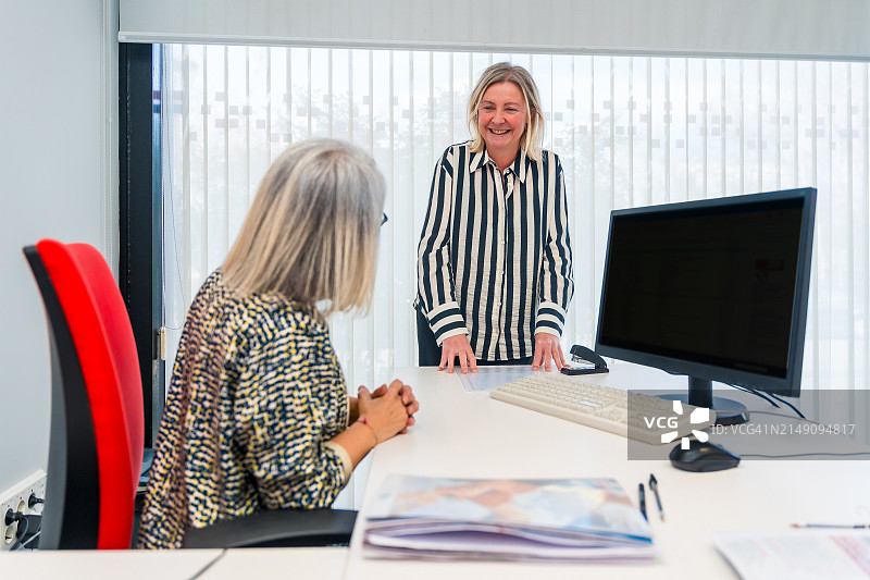 女商人办公室通话图片素材