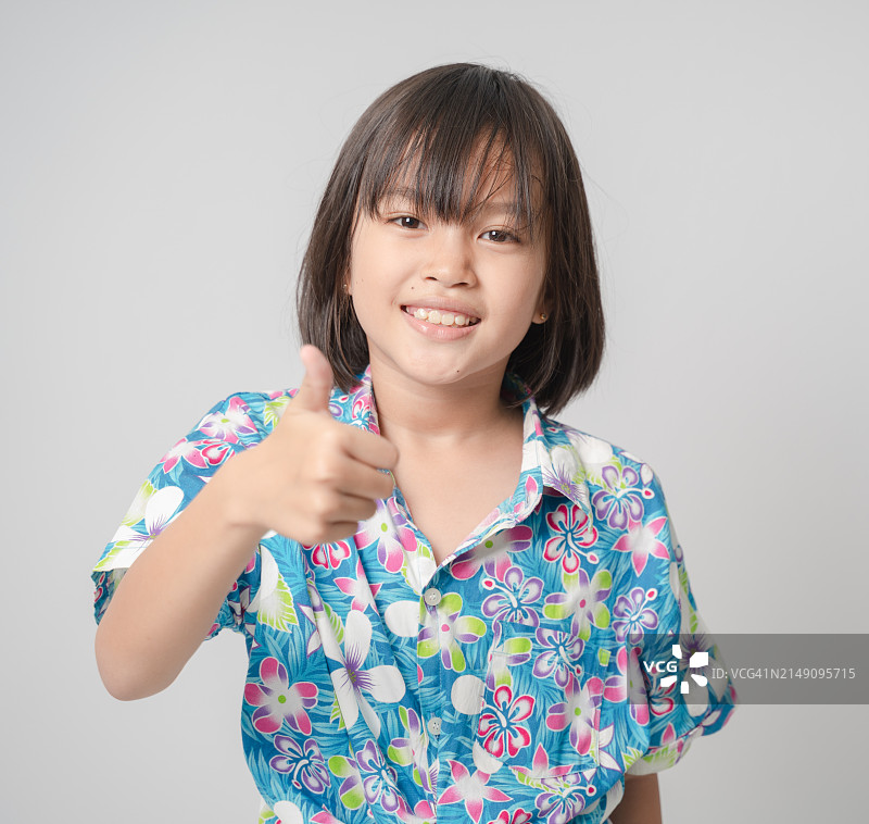 年轻女孩穿着花衬衫，迎接宋干节和夏天图片素材