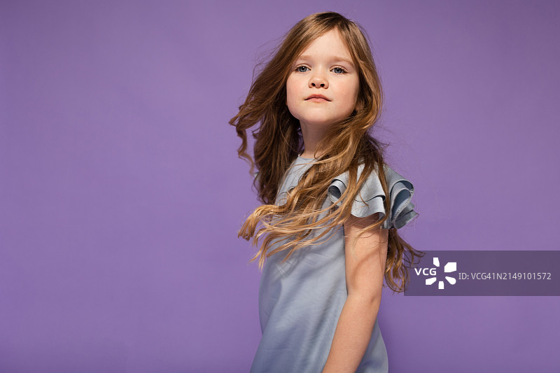 可爱小女孩的快乐画像图片素材