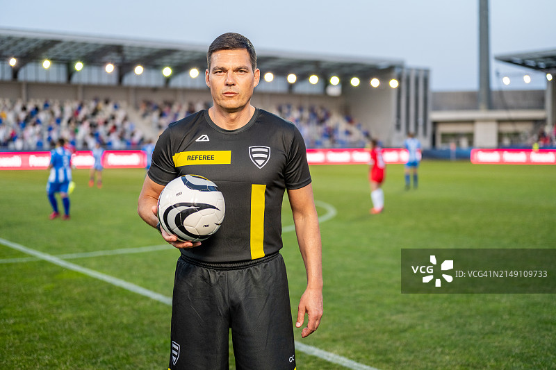 足球比赛中决心坚定的男裁判图片素材