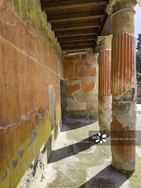 赫库兰尼姆，特勒福斯救济之家天井中的柱子和墙壁图片素材