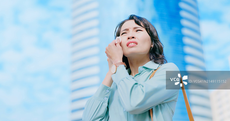 阳光下的女商人图片素材