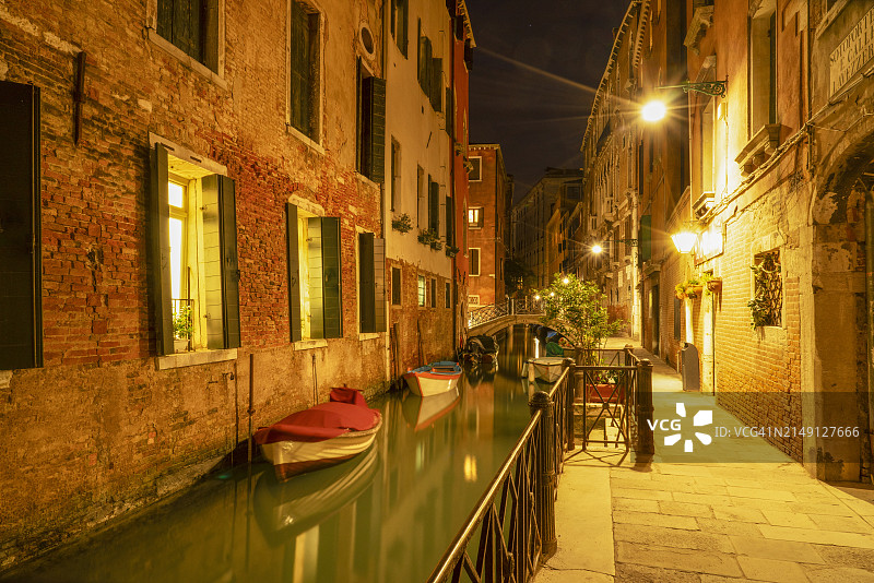 威尼斯夜景：狭窄的运河图片素材