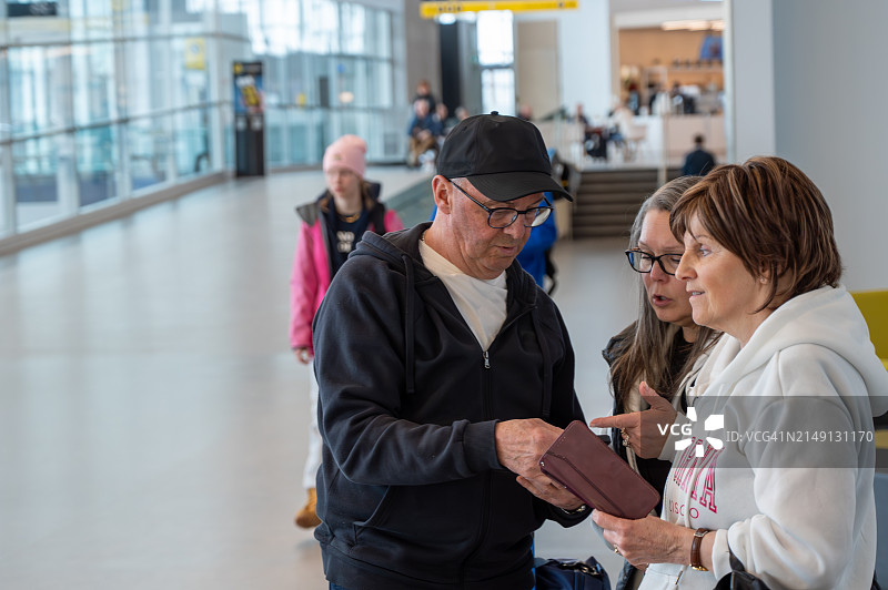 三个朋友在机场图片素材