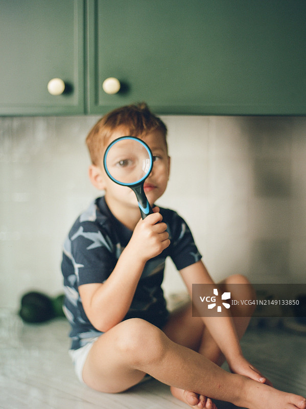 雷米与放大镜图片素材