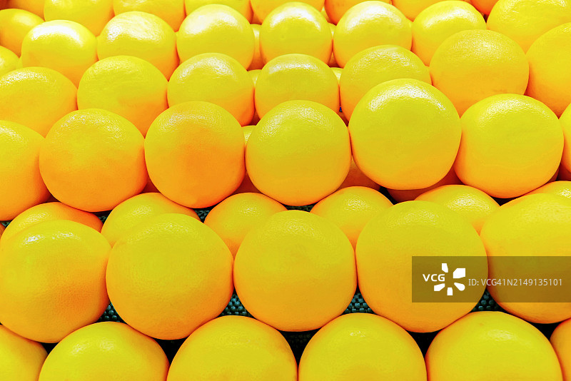 市场摊位上出售的葡萄柚图片素材