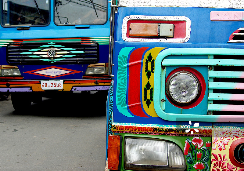 鲜艳彩绘巴士车头图片素材