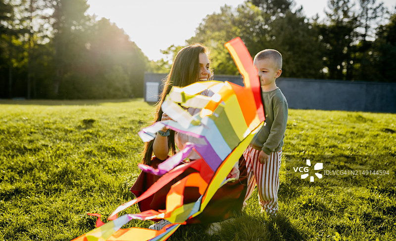 风筝下的日落图片素材