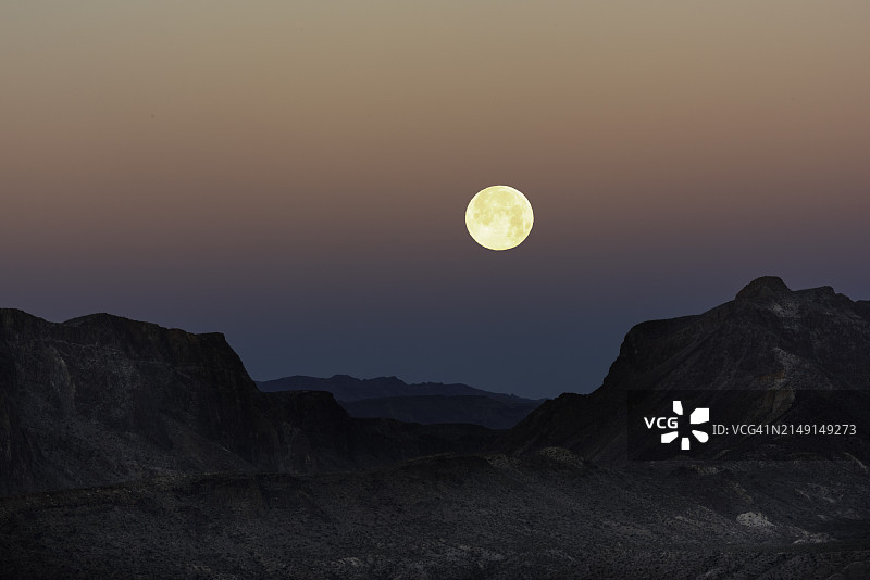 拉吉塔斯山上的满月，德克萨斯州，美国图片素材