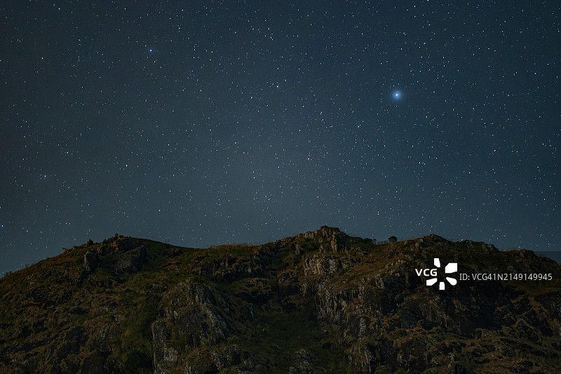 夜空下的山峰低角度景观图片素材