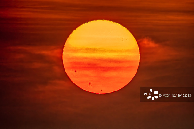 日落时分仰视橙色天空图片素材