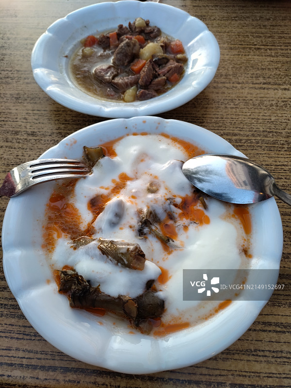 特写：蚕豆、酸奶和烤肉串图片素材