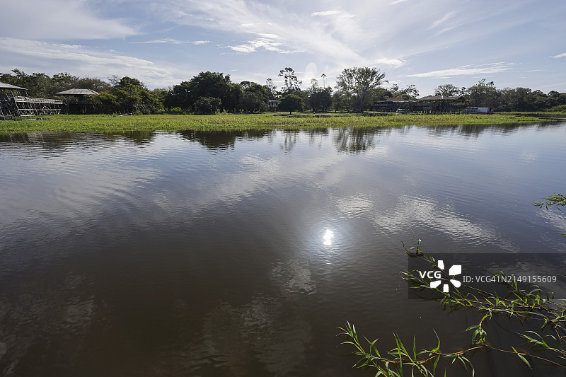 巴西亚马逊地区，伊加拉佩-阿苏湖平静水面上的云彩倒影图片素材