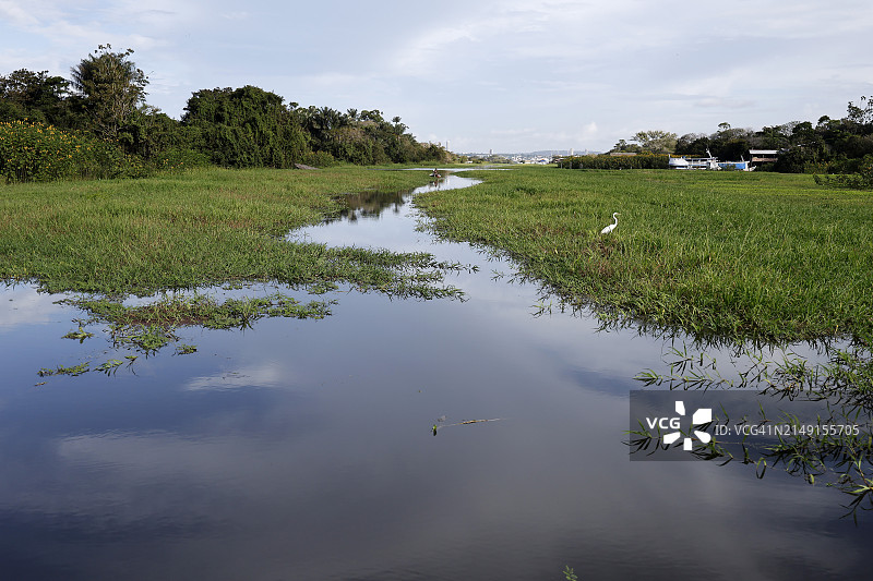 巴西亚马逊地区，伊加拉佩-阿苏湖平静水面上的云彩倒影图片素材