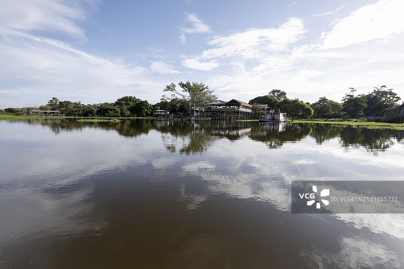 巴西亚马逊地区，伊加拉佩-阿苏湖平静水面上的云彩倒影图片素材