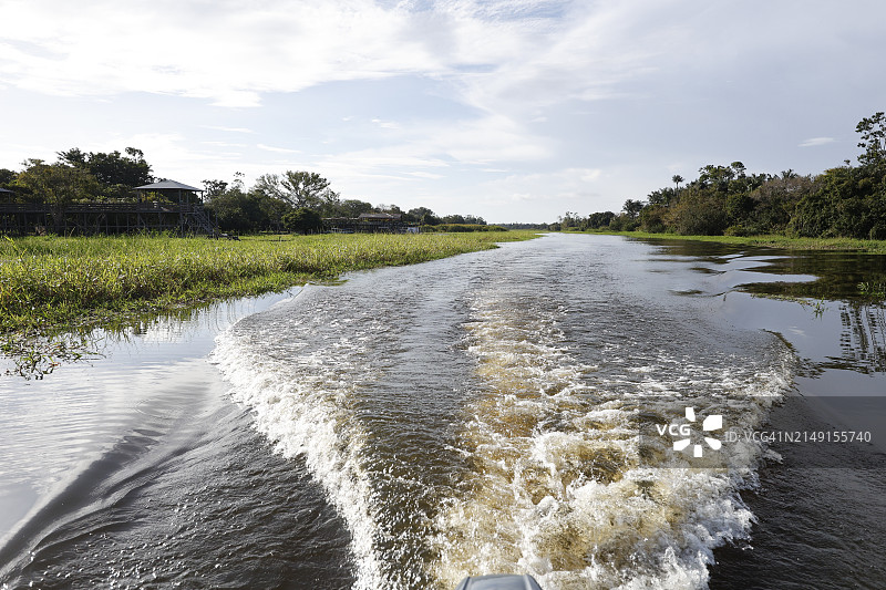 巴西亚马逊地区，伊加拉佩-阿苏湖平静水面上的云彩倒影图片素材