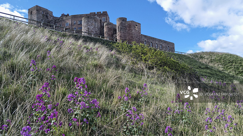 从北海海岸线沙丘看到的班堡城堡图片素材