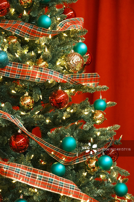 美国加利福尼亚州洛杉矶家中被照亮的圣诞树特写图片素材