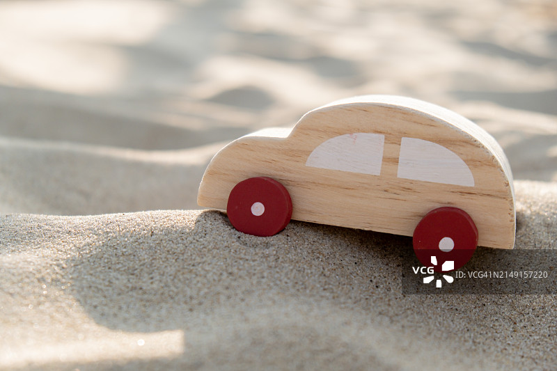 沙滩上的玩具车特写图片素材