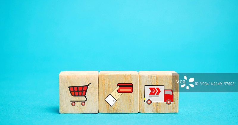 蓝色背景上的玩具积木特写图片素材